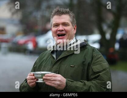 Ray Mears nickt Whisky, als er die Fischereisaison des Stirling Council am überfluteten Teith in Callander offiziell eröffnet. Stockfoto