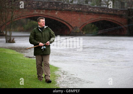 Ray Mears eröffnet offiziell die Fischereisaison des Stirling Council am überfluteten Teith in Callander. Stockfoto