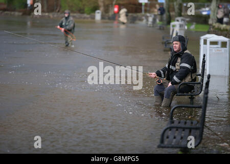 Fischer am überschwemmten Fluss Teith in Callander, als Ray Mears offiziell eröffnet die Stirling Rat Fischerei Saison. Stockfoto