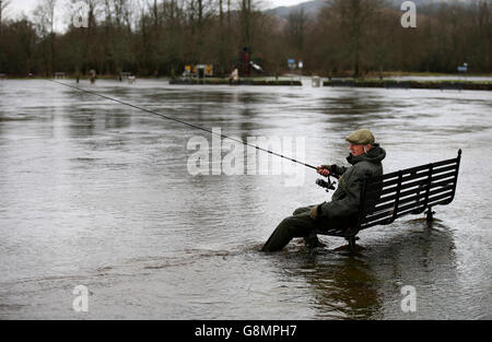 Fischer Andy Casey aus Clydebank nutzt eine überflutete Bank am Fluss Teith in Callander, als Ray Mears offiziell die Stirling Council Fischereisaison eröffnet. Stockfoto