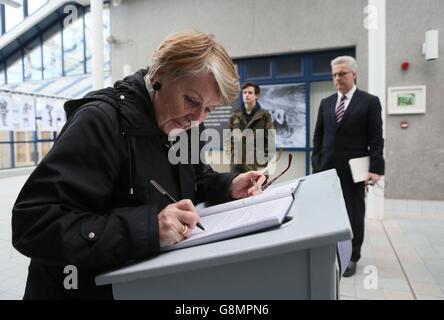 Nach dem Tod des in Limerick geborenen Sir Terry Wogan unterzeichnen die Mitglieder der Öffentlichkeit das Kondolenzbuch im Rathaus von Limerick. Stockfoto