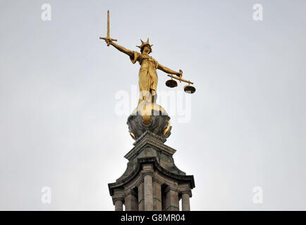 Ein Blick auf die Lady Justice Statue auf dem zentralen Strafgerichtshof, auch als Old Bailey bezeichnet. Stockfoto
