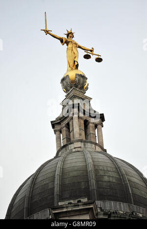 Ein Blick auf die Lady Justice Statue auf dem zentralen Strafgerichtshof, auch als Old Bailey bezeichnet. Stockfoto