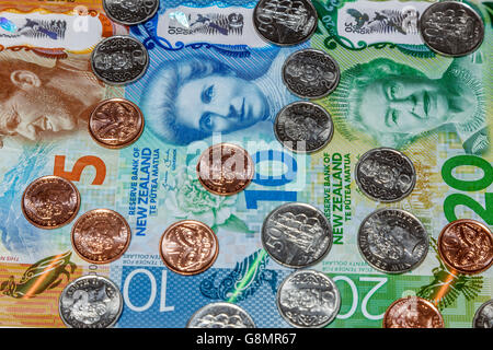 Neue zweite Generation Plastikpolymer n. Zealand $5-$10-$20 Kiwi Dollar bank-Banknoten und-Münzen 10:20 50 Cent Stockfoto