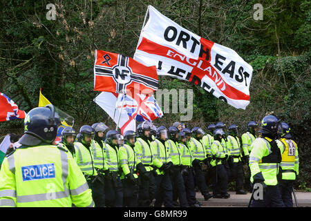 Polizeibeamte begleiten rechte Demonstranten auf einem marsch zum Hafen von Dover in Kent, während sie mit antifaschistischen Demonstranten wegen der Einwanderung zusammenstoßen. Stockfoto