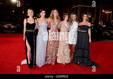 (Von links nach rechts) Bella Heathcote, Millie Brady, Suki Waterhouse, Ellie Bamber, Hermine Corfield und Lily James bei der Europa-Premiere von Pride and Prejudice and Zombies im Vue West End im Leicester Square, London. DRÜCKEN Sie VERBANDSFOTO. Bilddatum: Montag, 1. Februar 2016. Bildnachweis sollte lauten: Ian West/PA Wire Stockfoto