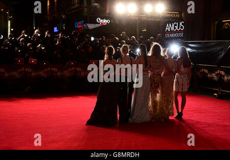 Bella Heathcote, Millie Brady, Suki Waterhouse, Ellie Bamber, Hermine Corfield und Lily James nahmen an der Europa-Premiere von Pride and Prejudice and Zombies Teil, die im Vue West End am Leicester Square in London stattfand. DRÜCKEN SIE VERBANDSFOTO. Bilddatum: Montag, 1. Februar 2016. Das Foto sollte lauten: Ian West/PA Wire Stockfoto