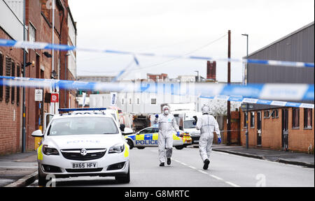 Forensische Polizeibeamte am Ort eines versuchten Raubüberfalls im Lagerhaus Direct Source 3 Ltd in der Rea Street in der Digbeth-Gegend von Birmingham, wo ein Mann in den Fünfzigern getötet wurde. Stockfoto