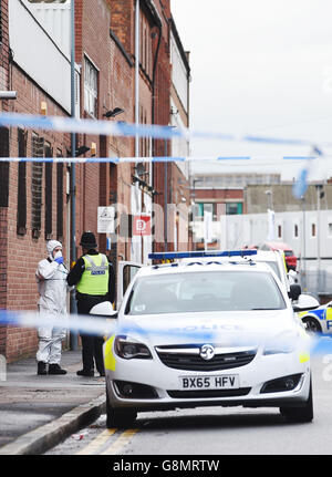 Polizei und forensische Beamte am Ort eines versuchten Raubüberfalls im Lagerhaus Direct Source 3 Ltd in der Rea Street South in der Digbeth-Gegend von Birmingham, wo ein Mann in den Fünfzigern getötet wurde. Stockfoto