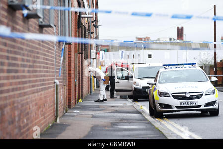 Polizei und forensische Beamte am Ort eines versuchten Raubüberfalls im Lagerhaus Direct Source 3 Ltd in der Rea Street South in der Digbeth-Gegend von Birmingham, wo ein Mann in den Fünfzigern getötet wurde. Stockfoto