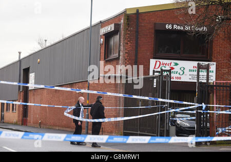 Die Polizei am Ort eines versuchten Raubüberfalls im Lager Direct Source 3 Ltd in der Rea Street South in der Digbeth-Gegend von Birmingham, wo ein Mann in den Fünfzigern getötet wurde. Stockfoto