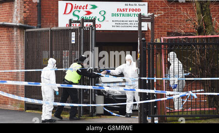 Polizei und forensische Beamte am Ort eines versuchten Raubüberfalls im Lagerhaus Direct Source 3 Ltd in der Rea Street South in der Digbeth-Gegend von Birmingham, wo ein Mann in den Fünfzigern getötet wurde. Stockfoto