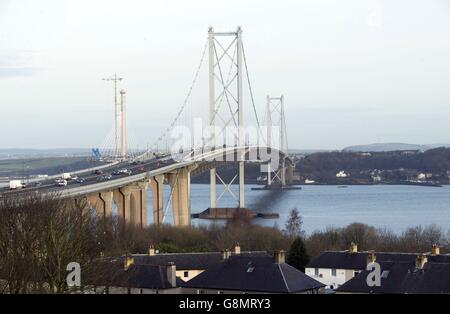 Die Forth Road Bridge in Schottland, wie bekannt gegeben wird, dass ab Donnerstag eine schrittweise Wiedereinführung von Lastkraftwagen auf der Brücke beginnt. Stockfoto