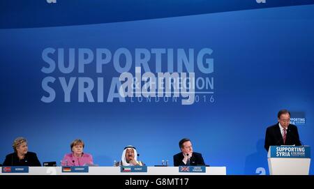 (Links - rechts) die norwegische Premierministerin Erna Solberg, die deutsche Bundeskanzlerin Angela Merkel, der Emir von Kuwait, Scheich Sabah al-Ahmad al-Sabah und Premierminister David Cameron sehen sich an, wie UN-Generalsekretär Ban Ki-moon während der Konferenz "Unterstützung für Syrien und die Region" im Queen Elizabeth II Conference Center in London spricht. Stockfoto