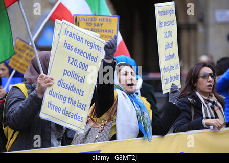 Mitglieder der anglo-iranischen Gemeinschaft protestieren gegen das iranische Regime, da der iranische Außenminister Javad Zarif an der Konferenz "Unterstützung Syriens und der Region" im Queen Elizabeth II Conference Center in London teilnimmt. Stockfoto