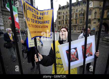 Mitglieder der anglo-iranischen Gemeinschaft protestieren gegen das iranische Regime, da der iranische Außenminister Javad Zarif an der Konferenz "Unterstützung Syriens und der Region" im Queen Elizabeth II Conference Center in London teilnimmt. Stockfoto