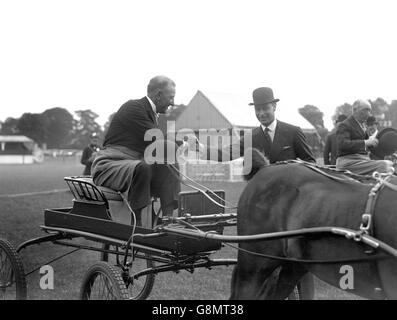 Der Duke of York gratuliert einem Gewinner in der Klasse für Harness Ponys auf der Richmond Horse Show. Stockfoto