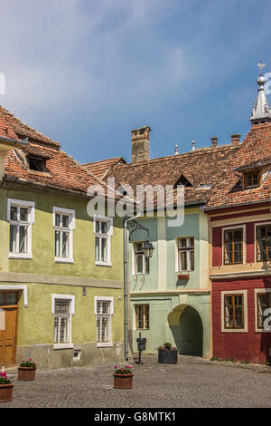 Bunte Häuser auf dem zentralen Platz in Sighisoara, Rumänien Stockfoto