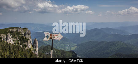 Zeichen an der Spitze des Ceahlau-Gebirges, Rumänien Stockfoto