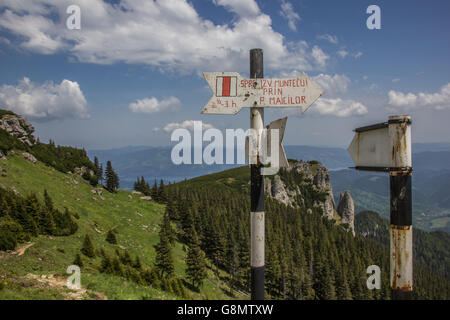 Zeichen an der Spitze des Ceahlau-Gebirges, Rumänien Stockfoto