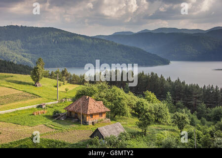 Kleines Haus auf die Ufer des Sees Bicaz, Rumänien Stockfoto