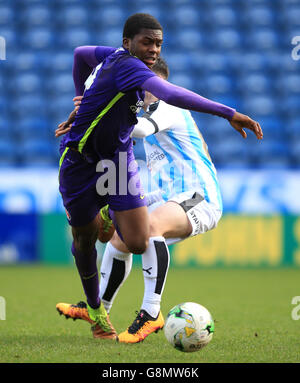 Jack Boyle von Huddersfield Town U21 und Anfernee von Charlton Athletic U21 Dijksteel Stockfoto