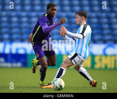 Huddersfield Town U21 / Charlton Athletic U21 - Barclays U21 Premier League Cup - St. Mary's. Jack Boyle (links) von Huddersfield Town U21 und Anfernee Dijksteel von Charlton Athletic U21 Stockfoto