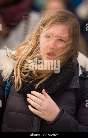 Eine Frau erlebt starke Winde, als sie die Millennium Bridge in London überquert, als Winde von fast 100 km/h Teile von Großbritannien überrollten, nachdem der Sturm Imogen an die Südküste stürzte und heftige Böen und sintflutartige Regengüsse brachte. Stockfoto