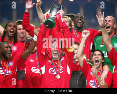 Liverpooler Kapitän Jamie Carragher (C) hebt die Trophäe nach dem Gewinn des UEFA Super Cup gegen Monaco im Louis II Stadium in Monaco am Freitag, 26. August 2005. DRÜCKEN SIE VERBANDSFOTO. Bildnachweis sollte lauten: Martin Rickett/PA. Stockfoto