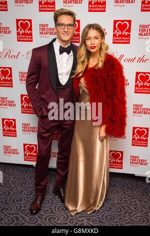 Oliver Proudlock (links) und Emma Louise Connolly kommen bei der British Heart Foundation an: Rollen Sie die Red Ball-Spendenaktion im Savoy Hotel in London aus. Stockfoto