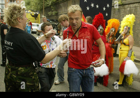 Der Fernsehstar Graham Norton wird von einem Soldaten bei der Parade von Manchester Pride pfeift, wo die Armee zum ersten Mal bei einem solchen Ereignis anwesend war, um neue Rekruten anzuziehen. Die Armee besetzt eine Siehe PA Geschichte VERTEIDIGUNG Homosexuell. DRÜCKEN SIE VERBANDSFOTO. Das Foto sollte lauten: Phil Noble/PA Stockfoto