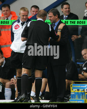 Mit West Bromwich Albion Manager Bryan Robson (R) wird gesprochen, nachdem er seine Wut auf Schiedsrichter Graham Poll während ihrer Niederlage 3-2 gegen Birmingham City im FA Barclays Premiership Spiel bei den Hawthorns, West Bromwich, Samstag, 27. August 2005, entlüftet hat. DRÜCKEN Sie VERBANDSFOTO. Bildnachweis sollte lauten: Nick Potts/PA. Stockfoto