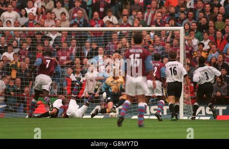 Dwight Yorke von Aston Villa (geerdet, dritter links) schlägt Mart Poom (Mitte) im Tor von Derby County, um den Ausgleich von Aston Villa zu erzielen Stockfoto