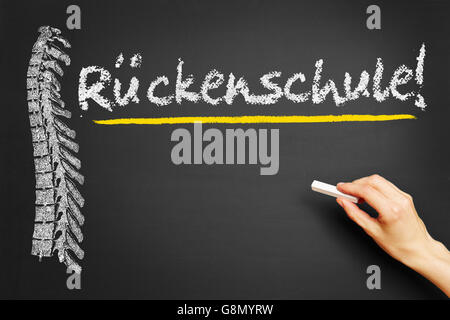 Handschrift das deutsche Wort "Rueckenschule" (Rückentherapie) auf einer Tafel Stockfoto