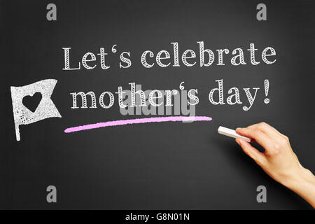 Hand mit Kreide schreiben, "Lasst uns feiern Muttertag auf einer Tafel!" Stockfoto