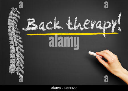Handschrift mit Kreide "Rückentherapie!" auf einer Tafel Stockfoto