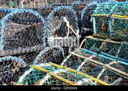 Stapel von Hummer Töpfe und Gatter im Hafen von Scarborough. Stockfoto