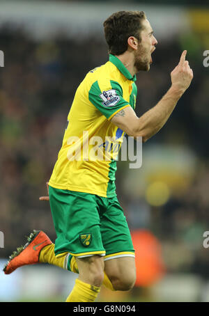 Robbie Brady von Norwich City feiert das erste Tor seines Spielers während des Barclays Premier League-Spiels in Carrow Road, Norwich. Stockfoto