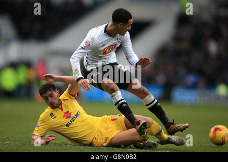 Derby County / Milton Keynes Dons - Sky Bet Championship - iPro Stadium. Tom Ince von Derby County und Joe Walsh von Milton Keynes Dons (links) kämpfen um den Ball Stockfoto