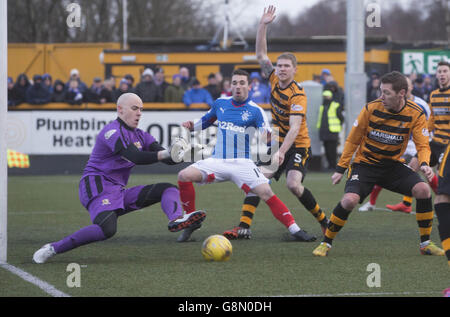 Alloa Athletic gegen Rangers - Ladbrokes Scottish Championship - Indodrill Stadium. Alloa-Torwart Scott Gallacher rettet wieder beim Ladbrokes Scottish Championship-Spiel im Indodrill Stadium, Alloa. Stockfoto