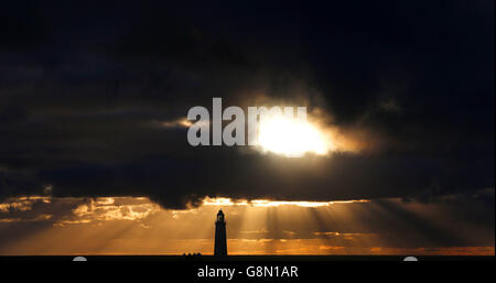 Die Sonne geht auf St Mary's Lighthouse in Whitley Bay in der Nähe von Newcastle upon Tyne, da große Teile Großbritanniens einem eiskalten Valentinstag gegenüberstehen, während Schnee, Eis und Temperaturen unter dem Gefrierpunkt das Land durchziehen. Stockfoto