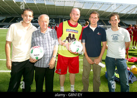 Fußball - FIFA World Cup 2006-Qualifikation - Gruppe Six - Wales V England - Wales-Training - das neue Stadion Stockfoto