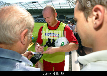 Fußball - FIFA World Cup 2006-Qualifikation - Gruppe Six - Wales V England - Wales-Training - das neue Stadion Stockfoto