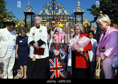 Fans von Diana, Prinzessin von Wales, teilen sich am Mittwoch, den 31. August 2005, eine Schweigeminute vor dem Kensington Palace mit Pater Frank Gelli, dem ehemaligen Pfarrer der nahe gelegenen St. Mary Abbots Church. Ehrungen zum Gedenken an die Prinzessin wurden heute an die Tore des Kensington Palace gebunden, um den achten Jahrestag ihres Todes zu begehen. Siehe PA Story ROYAL Diana. DRÜCKEN SIE VERBANDSFOTO. Der Bildnachweis sollte lauten: Fiona Hanson/PA. Stockfoto