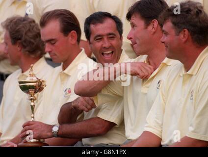 Golf - Ryder Cup - Europa / USA - Valderrama Golf Club, Spanien. Europas Kapitän Severiano Ballesteros (Mitte) teilt einen Witz mit Teamkollege Nick Faldo (zweiter rechts) bei der Team-Bildersitzung Stockfoto