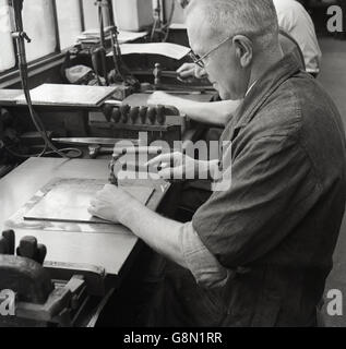 1950er Jahre, historisch, ein Kupferstecher, der eine Reihe von Punkten oder kleinen Einschnitten auf einer quadratischen Metallplatte bei der führenden britischen Druckerei der Zeit, Hazell Watson & Viney, Aylesbury, Hertforsdshire, England, macht. Stockfoto