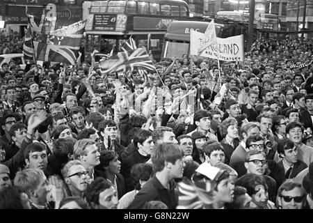 Tausende von England-Fans packen die Straßen vor dem Royal Garden Hotel in Kensington, wo die siegreichen englischen Spieler an einem Empfang und einem Bankett des Fußballverbands teilnahmen, in der Hoffnung, die Helden der Weltmeisterschaft zu sehen Stockfoto