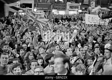 Tausende von England-Fans packen die Straßen vor dem Royal Garden Hotel in Kensington, wo die siegreichen englischen Spieler an einem Empfang und einem Bankett des Fußballverbands teilnahmen, in der Hoffnung, die Helden der Weltmeisterschaft zu sehen Stockfoto