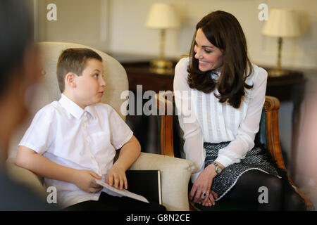 Die Herzogin von Cambridge spricht mit Hayden Pearce, einem der Kinder, die im Videoblog der Huffington Post zu sehen sind, während sie die Website für den Tag in einem temporären Newsroom im Kensington Palace bearbeitet. Stockfoto