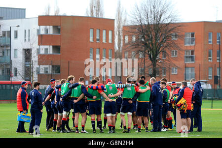 England Training Session - Latymer Upper School Playing Fields. England Spieler in einer Gruppe huddeln während der Trainingseinheit an der Latymer Upper School Playing Fields, London. Stockfoto